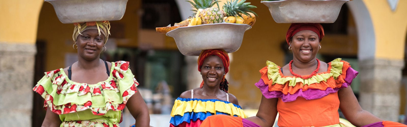 women-selling-fruits-cartagena-colombia